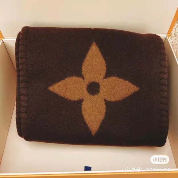 ๐โจAUTHENTICโจ๐Louis Vuitton scarf - Picture 3 of 5